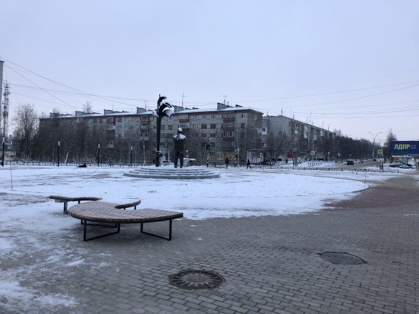 Работы на площади у памятника нефтянику завершены