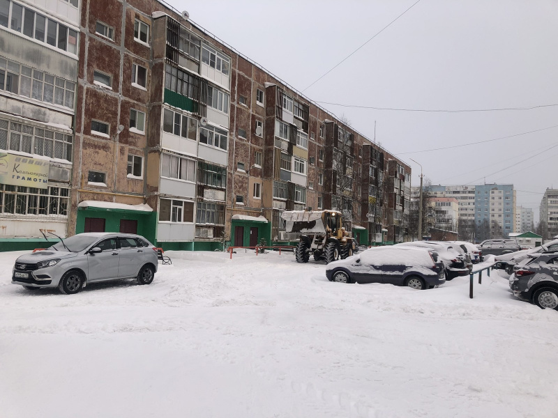 Вчера в Усинске выпало много снега, дворы и улицы оказались заметены