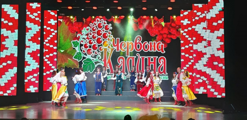 11 декабря на сцене Дворца культуры Усинска прошел отчетный концерт ансамбля украинской песни "Червона калина"