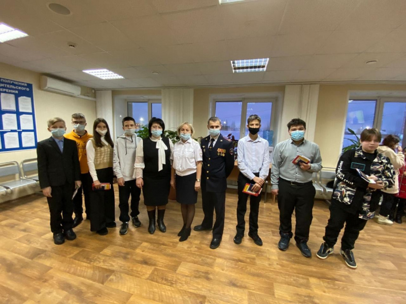 В Усинске школьникам и новым гражданам страны торжественно вручили паспорта
