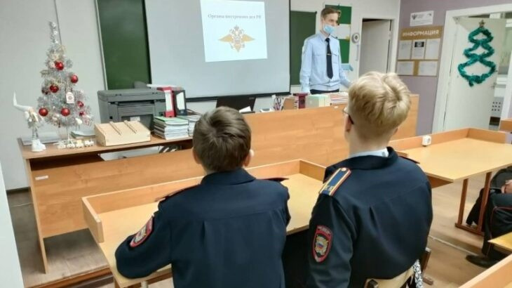 В Усинске сотрудники полиции провели занятие для учеников кадетского класса