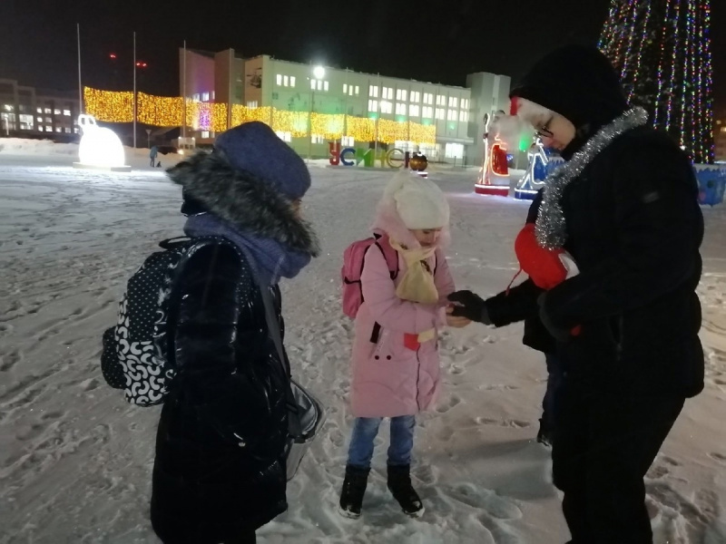 В преддверии новогодних праздников (с 14 по 24 декабря 2021 года) местное отделение ООГДЮО «Российское движение школьников» проводит муниципальную акцию «Поздравь усинцев с Новым годом!»