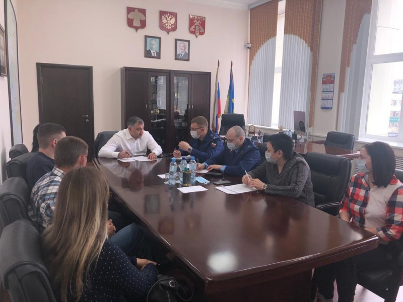 Сегодня в Усинске с рабочим визитом заместитель прокурора Республики Коми Роман Чирков