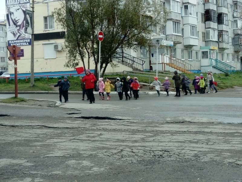 В одной из групп "ВКонтакте" г. Усинска появилась вот такая фотография. Где, взрослые переводят детей через дорогу в неположенном месте