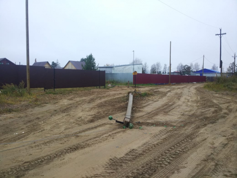 В поселке Парма водитель автомобиля КамАЗ сбил опору линии электропередачи