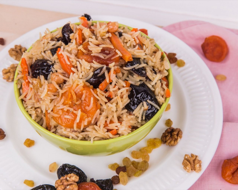 Постный плов с черносливом и курагой