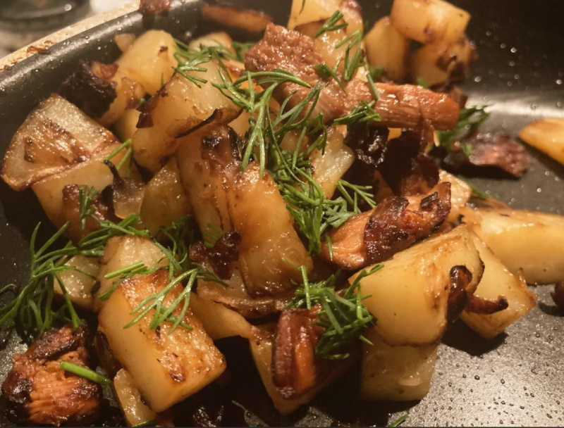 Жареный картофель с морскими улитками