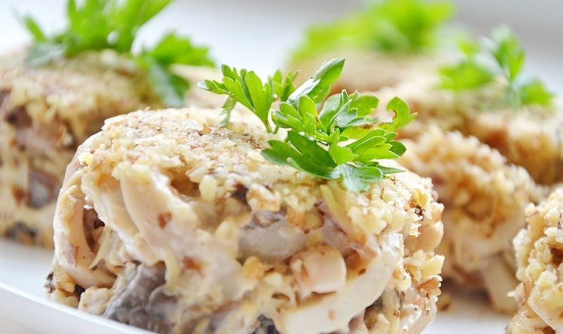 Салат с кальмарами, грибами и орехами