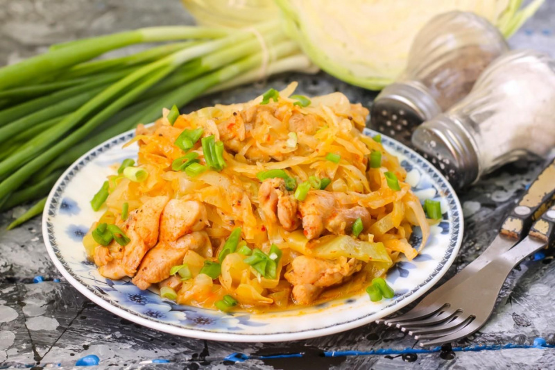 Тушеная капуста с курицей