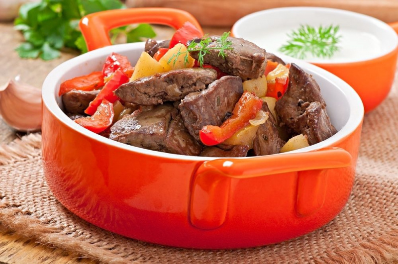 Куриная печень с яблоком и сладким перцем