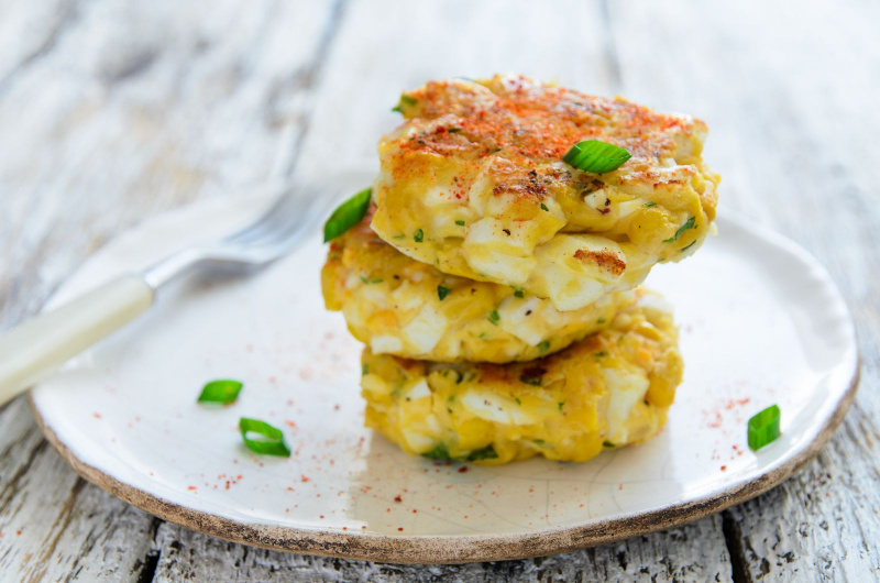 Яичные котлеты с консервированной кукурузой