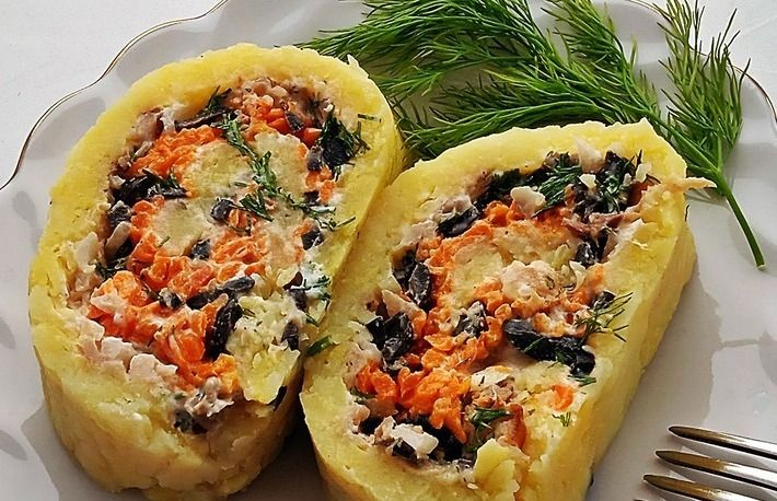 Картофельный рулет с копченой скумбрией