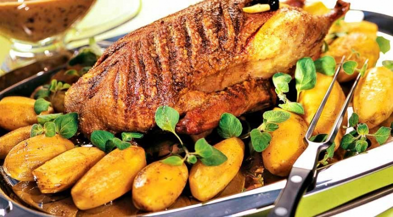 Утка с яблоками и картофелем
