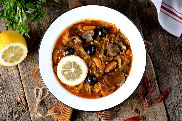 Солянка с капустой, грибами и оливками