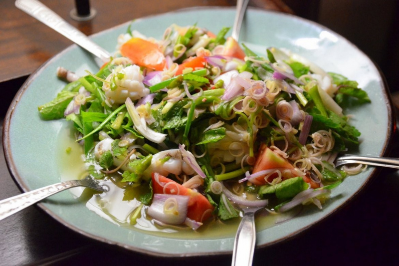 Салат из пряных кальмаров с овощами