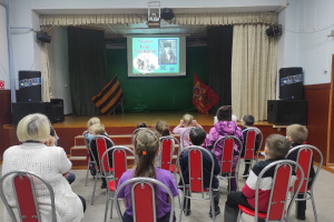Вчера в Доме культуры села Мутный Материк прошел тематический вечер для детей «Северный путь», посвященный Дню памяти оленно-транспортных батальонов