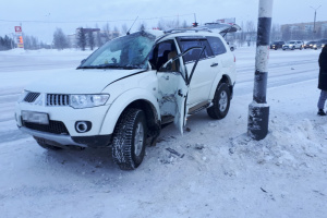 В Усинске женщина-водитель Mitsubishi Pajero сбила светофор