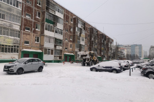 Вчера в Усинске выпало много снега, дворы и улицы оказались заметены