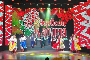 11 декабря на сцене Дворца культуры Усинска прошел отчетный концерт ансамбля украинской песни "Червона калина"