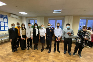 В Усинске школьникам и новым гражданам страны торжественно вручили паспорта