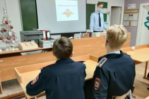 В Усинске сотрудники полиции провели занятие для учеников кадетского класса