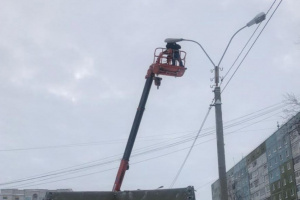 На улице Мира начали менять светильники уличного освещения