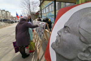В день Праздника Весны и Труда, работала передвижная фотоэкспозиция – «Цветущий май»