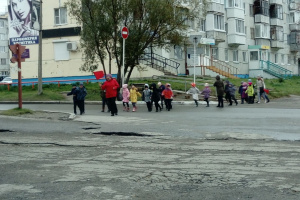В одной из групп "ВКонтакте" г. Усинска появилась вот такая фотография. Где, взрослые переводят детей через дорогу в неположенном месте