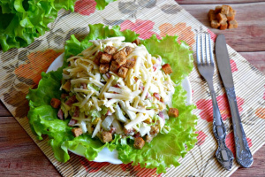 Салат с кириешками и колбасой
