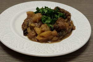 Рагу из картофеля, репы, чернослива и свиной лопатки