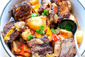 Овощное жаркое с ребрышками