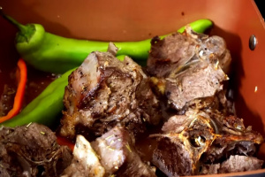 Ароматная баранина на луковой подушке