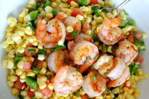 Креветки c зеленым луком и хрустящим картофелем