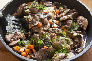 Куриная печень с овощами