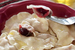 Паровые вареники с вишней