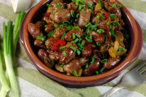 Куриные сердечки в горшочках, с овощами