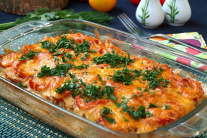 Картошка с фаршем и помидорами в духовке