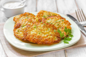 Драники с ветчиной, сыром и зеленью